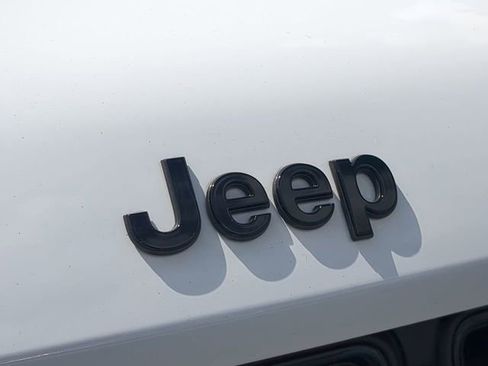 Used 2023 Jeep Grand Cherokee L Laredo image 13