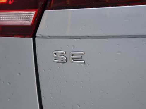 Used 2022 Volkswagen Tiguan SE w/ Panoramic Sunroof Package image 9