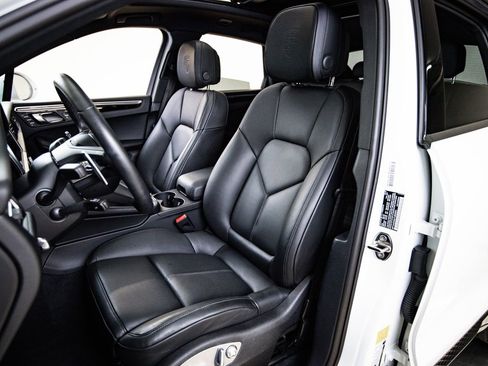 Certified 2026 Porsche Macan image 5