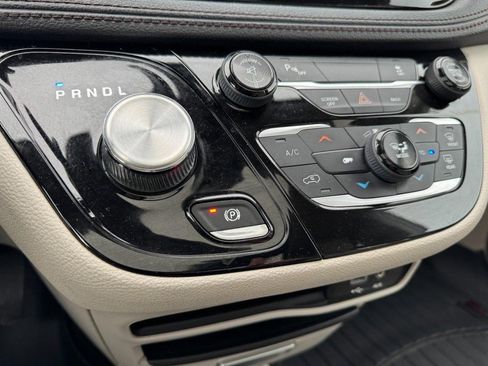 Used 2017 Chrysler Pacifica Limited image 21