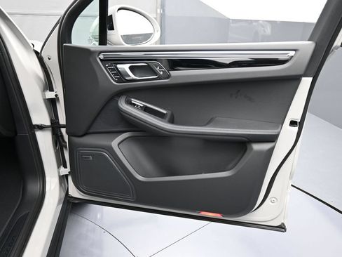 Certified 2026 Porsche Macan AWD/4WD image 28