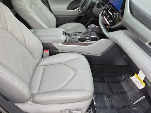 Certified 2026 Toyota Highlander Platinum AWD/4WD image 33
