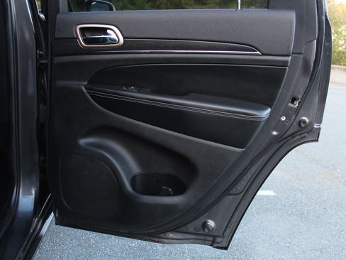 Used 2017 Jeep Grand Cherokee Limited image 16