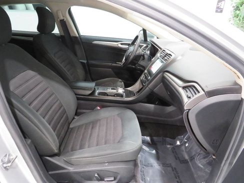 Used 2018 Ford Fusion SE image 9
