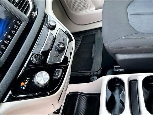 Used 2020 Chrysler Voyager L FWD image 16