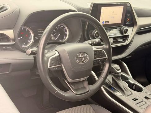Used 2023 Toyota Highlander LE AWD/4WD image 20