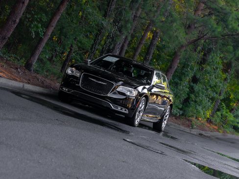 Used 2016 Chrysler 300 C Platinum RWD image 44
