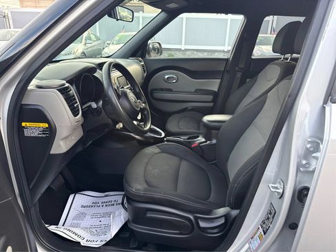 Used 2017 Kia Soul + FWD image 9