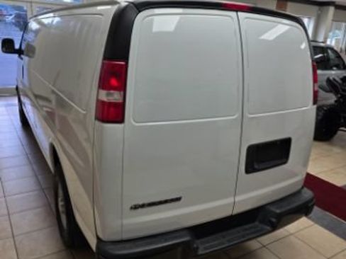 Used 2020 Chevrolet Express 3500 Extended w/ Driver Convenience Package RWD image 2