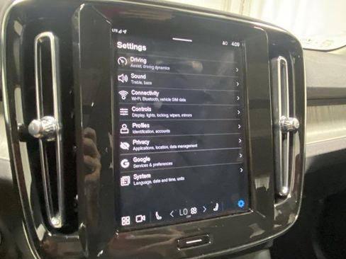 Used 2025 Volvo XC40 B5 Plus image 22