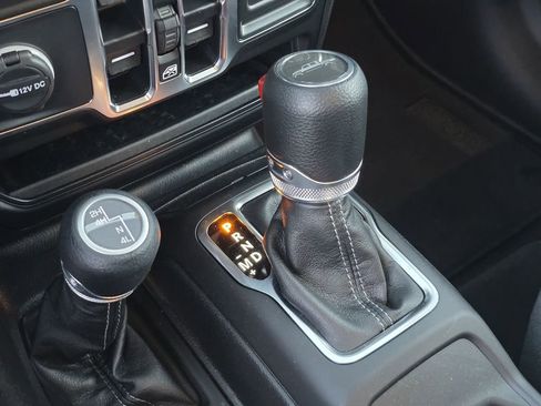 Used 2025 Jeep Gladiator Nighthawk image 22