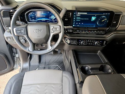 Used 2025 Chevrolet Silverado 2500 ZR2 w/ Technology Package image 11