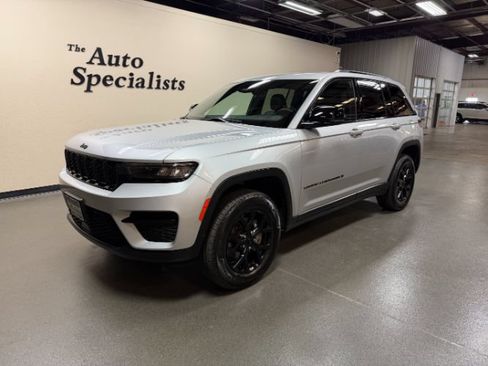 Used 2025 Jeep Grand Cherokee Altitude AWD/4WD image 1