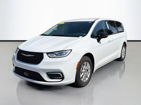 Used 2024 Chrysler Pacifica Touring-L image 7