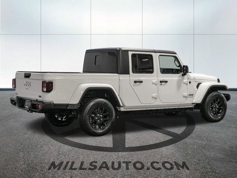 Used 2023 Jeep Gladiator Overland image 8