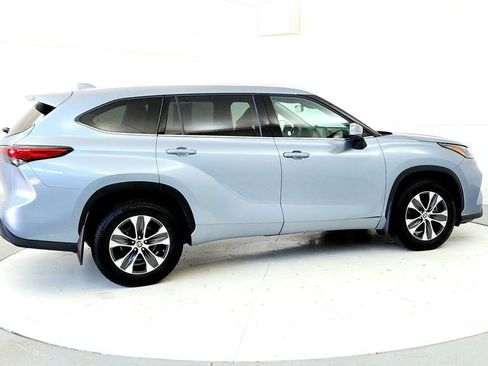 Used 2022 Toyota Highlander XLE AWD/4WD image 6