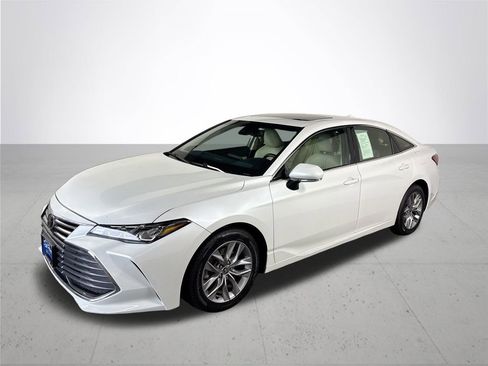 Used 2022 Toyota Avalon XLE w/ Moonroof Package image 2