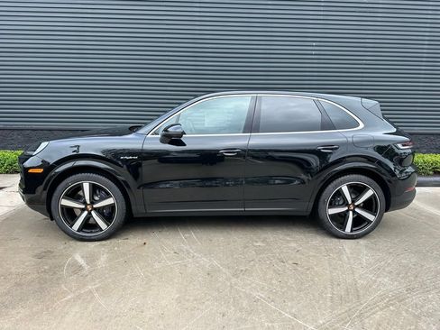 Used 2026 Porsche Cayenne E-Hybrid AWD/4WD image 2