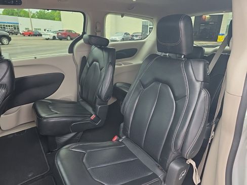 Used 2023 Chrysler Pacifica Touring-L FWD image 10