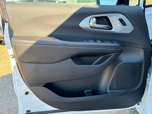 New 2026 Chrysler Pacifica Limited w/ Uconnect Theater Family Group image 11