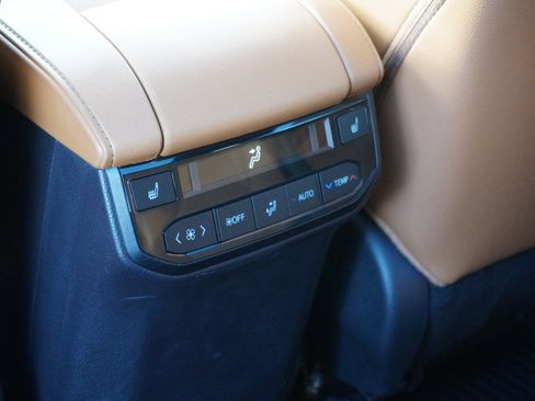 Used 2024 Toyota Highlander Platinum image 17