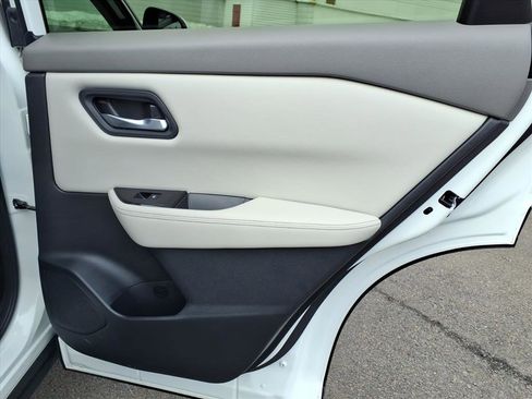 Used 2025 Nissan Rogue SV image 13