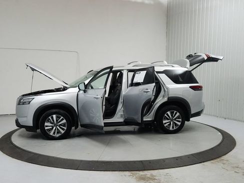 Used 2025 Nissan Pathfinder SL AWD/4WD image 12
