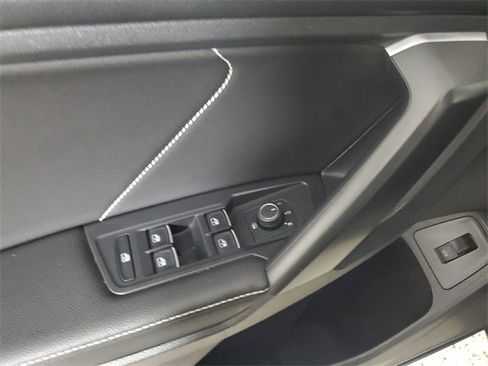 Used 2022 Volkswagen Tiguan SE image 18