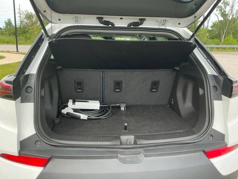 Used 2022 Chevrolet Bolt EUV LT w/ Convenience Package FWD image 11
