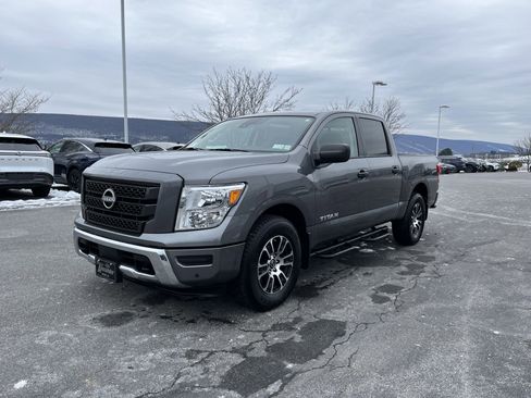 Used 2024 Nissan Titan SV w/ SV Convenience Package image 8