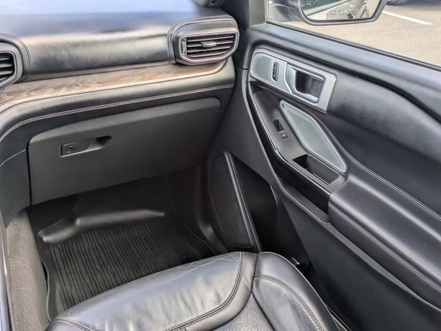 Used 2023 Ford Explorer Platinum w/ Technology Package AWD/4WD image 17
