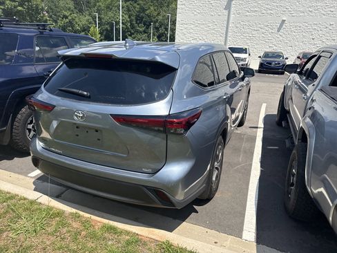 Used 2022 Toyota Highlander XLE FWD image 7
