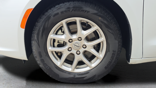 Used 2024 Chrysler Pacifica Touring-L FWD image 20
