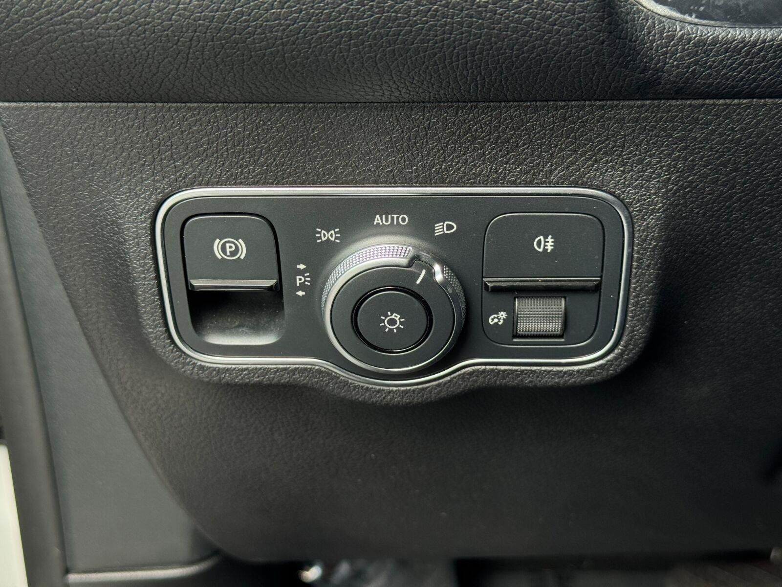 Used 2023 Mercedes-Benz EQB 300 4MATIC w/ Exclusive Package image 18