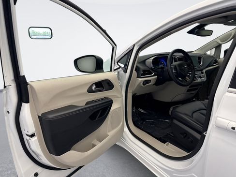 Used 2023 Chrysler Pacifica Touring-L FWD image 9