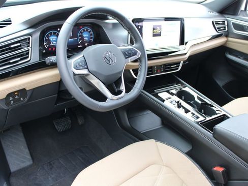 Certified 2024 Volkswagen Atlas Cross Sport SE image 8