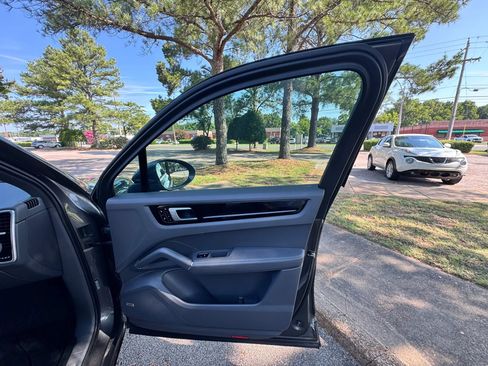 Used 2019 Porsche Cayenne AWD/4WD image 28
