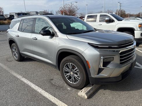 Certified 2024 Chevrolet Traverse LT image 1