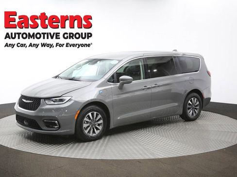 Used 2022 Chrysler Pacifica Touring-L image 57