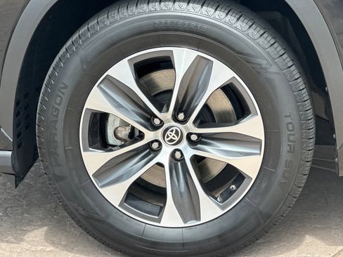 Certified 2024 Toyota Highlander XLE FWD image 35