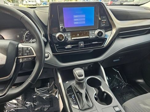 Used 2024 Toyota Highlander LE image 17