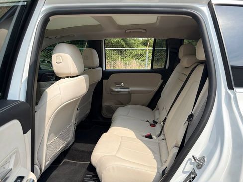 Used 2022 Mercedes-Benz GLB 250 w/ Premium Package image 16