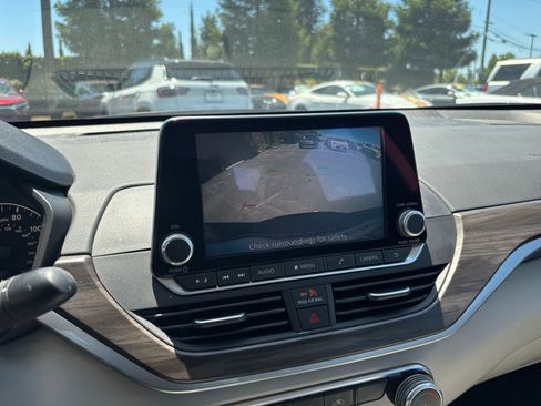 Used 2025 Nissan Altima 2.5 SV FWD image 23