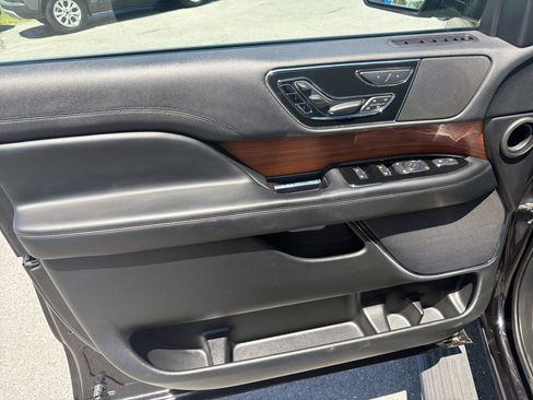 Used 2019 Lincoln Navigator Reserve AWD/4WD image 16