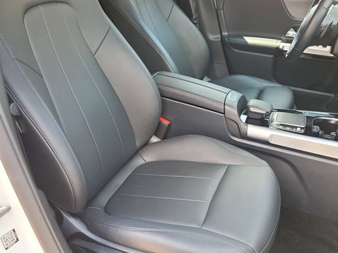 Used 2022 Mercedes-Benz GLB 250 4MATIC w/ Premium Package Lite image 22