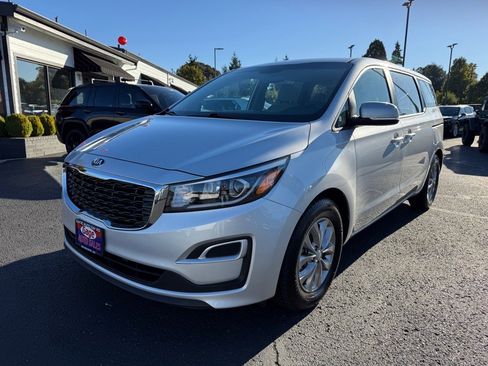 Used 2019 Kia Sedona L image 2