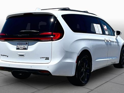 Used 2021 Chrysler Pacifica Limited AWD/4WD image 12