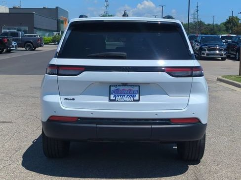 Used 2023 Jeep Grand Cherokee Altitude AWD/4WD image 4