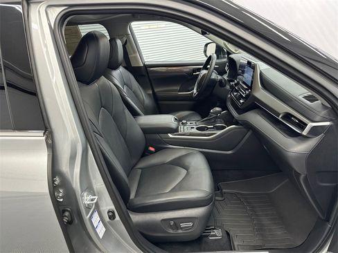 Used 2021 Toyota Highlander Limited image 15