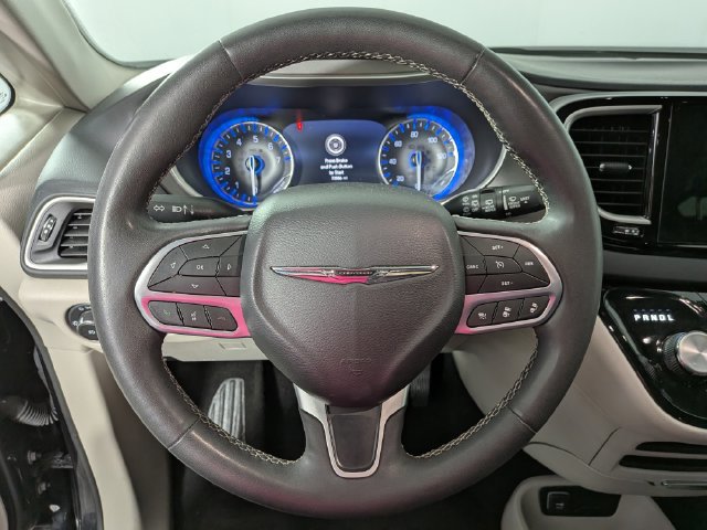 Used 2023 Chrysler Pacifica Touring-L FWD image 17